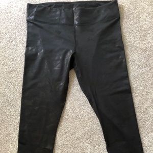 Fabletics 3/4 Length Embossed Floral Legging